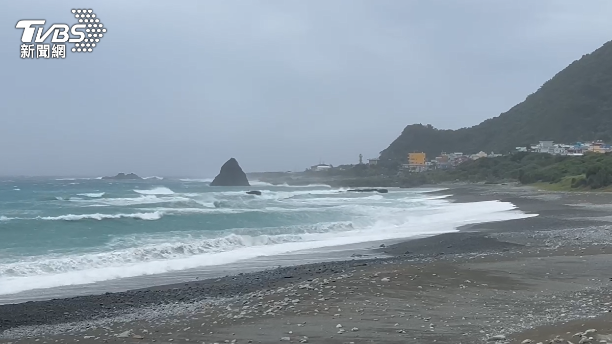 台東本島成為全台唯一沒有放颱風假的縣市,台東本島沒下雨,離島的蘭嶼與綠島停班停課,出現10級陣風與近6米高的浪(圖/TVBS)