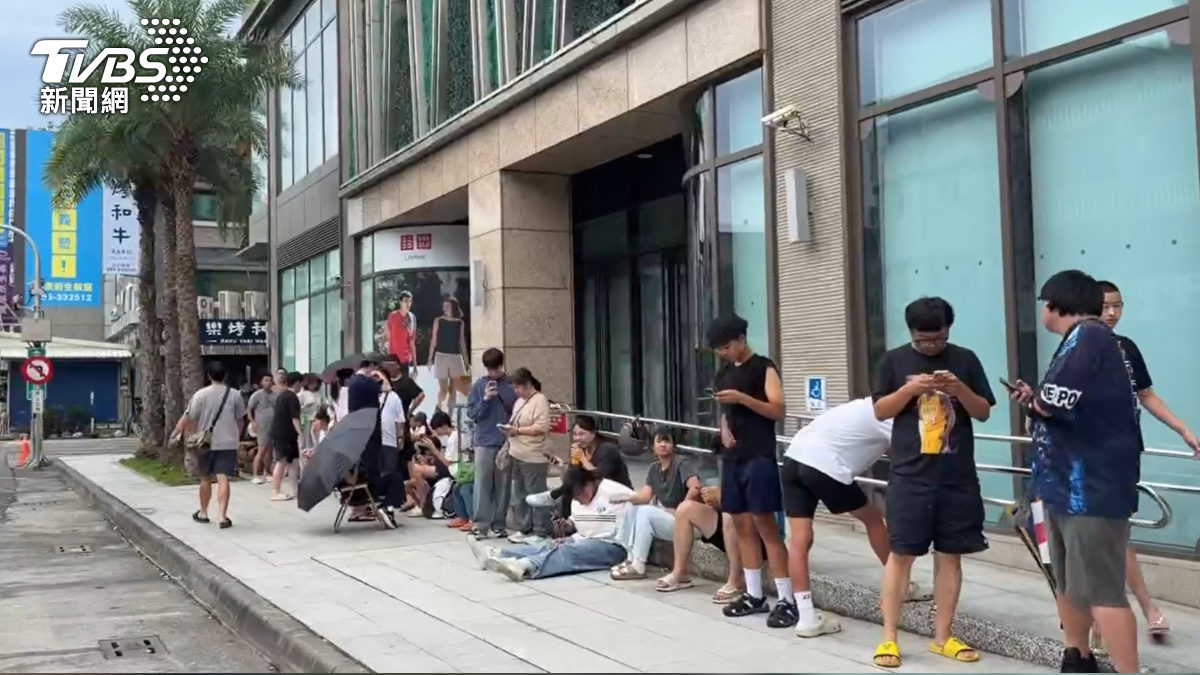台東是全台本島唯一沒放颱風假的縣市,上午十點多聚集了一大群人,排著長長的隊伍,他們是排隊要搶購戰鬥陀螺(圖/TVBS)