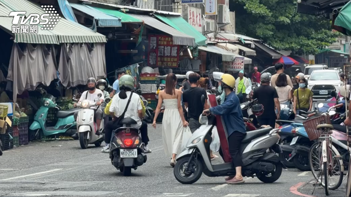 台東海岸邊儘管波濤洶湧,台東民眾的生活步調照舊,沒有感受到巴威的威力(圖/TVBS)