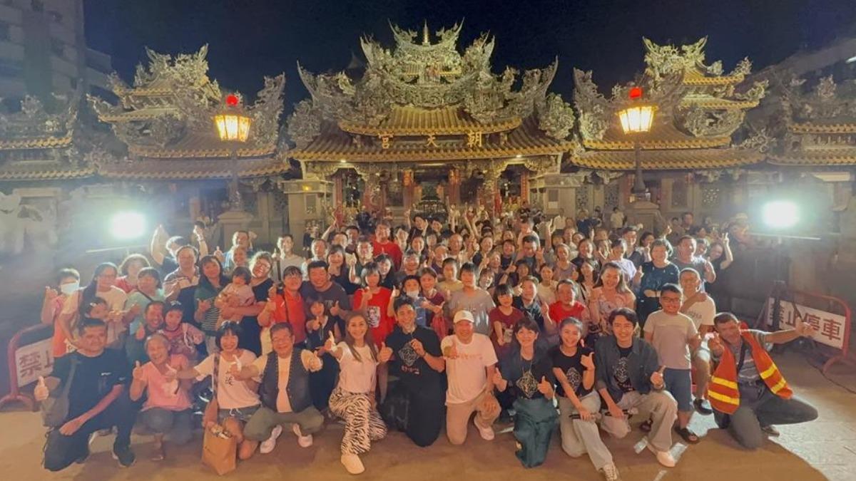 《農曆三月二十三》劇組於9日特別重回當初拍片的取景地雲林北港朝天宮,盛大舉辦「放電影給媽祖看」特映會。(圖/壹捌玖伍電影公司提供)