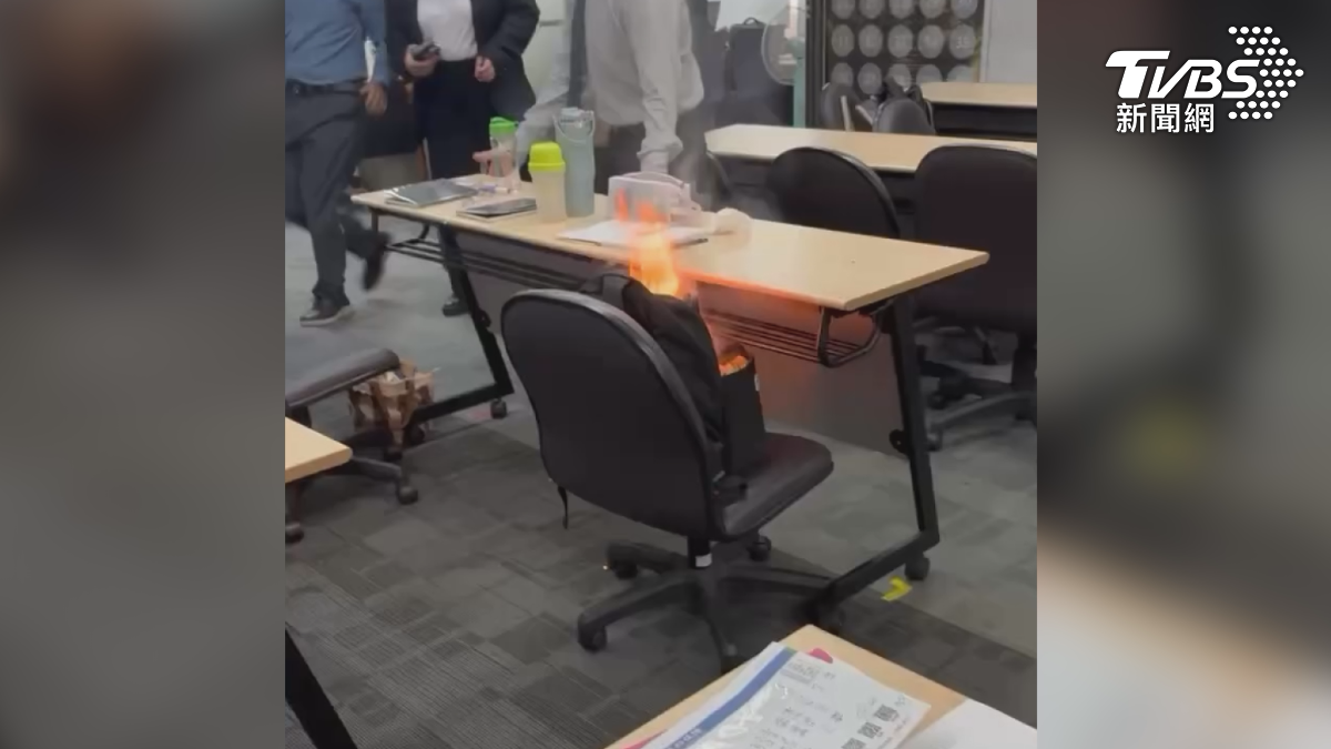 高雄新興一名熊小姐上班上到一半,包包內的行動電源突然爆炸起火,竄出猛烈火焰,同事見狀趕緊協助救火(圖/翻攝Threads@leishan_joane)