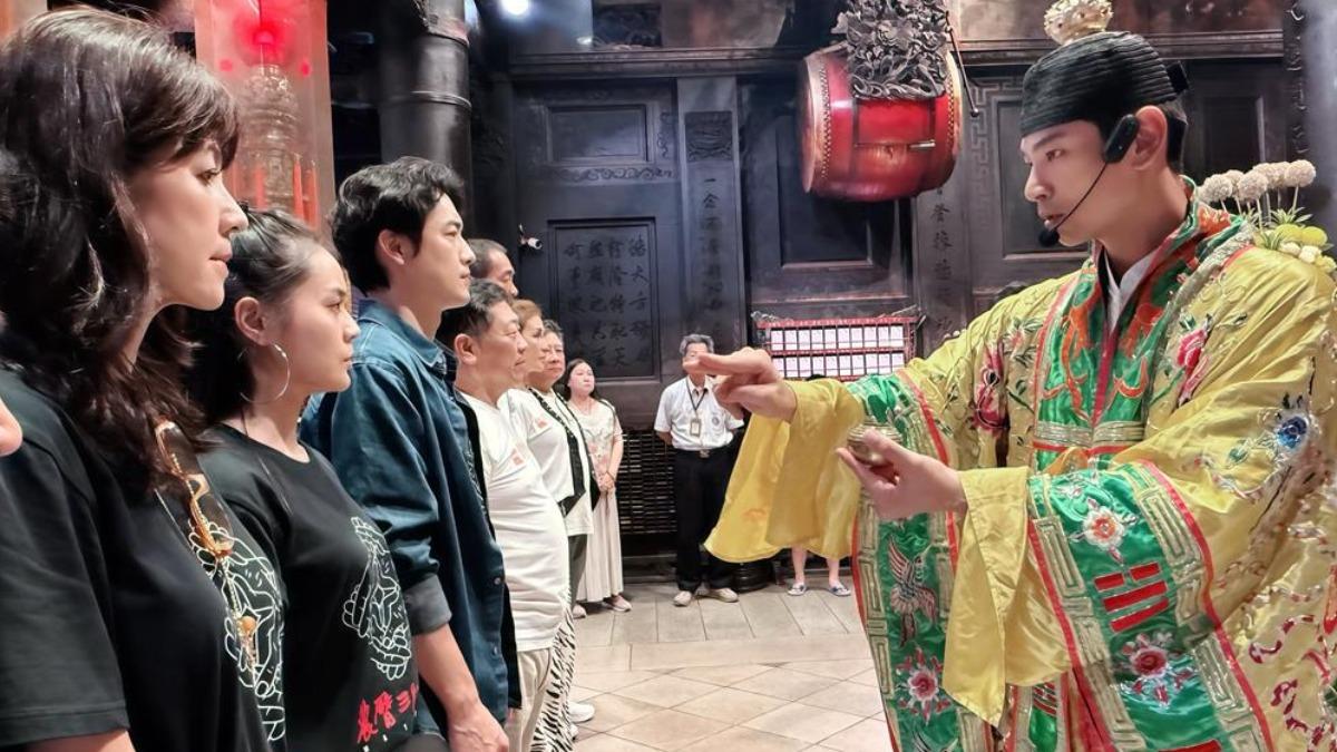 楊子儀特別以正宗的「三穗道長」身分現身北港朝天宮。(圖/壹捌玖伍電影公司提供)