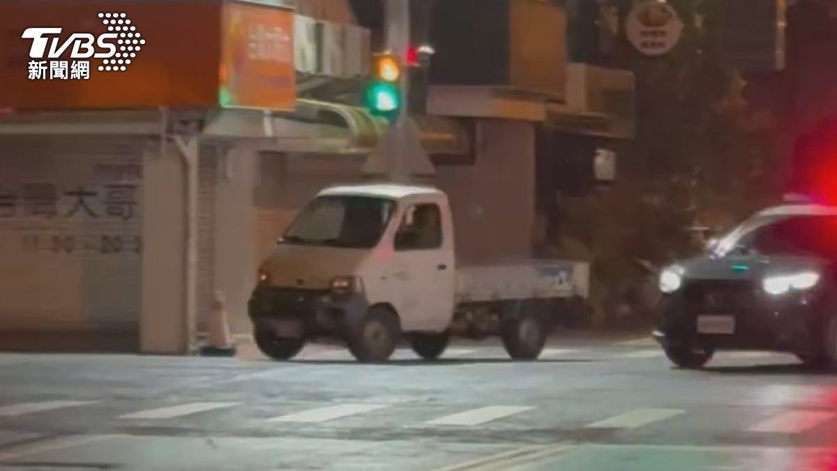 颱風夜,花蓮市區上演警匪追逐戰,半夜兩點多,警方發現一輛失竊小貨車,沒想到駕駛拒絕攔查,還在市中心狂飆逃竄長達一公里(圖/翻攝Threads@jiaqing0326)