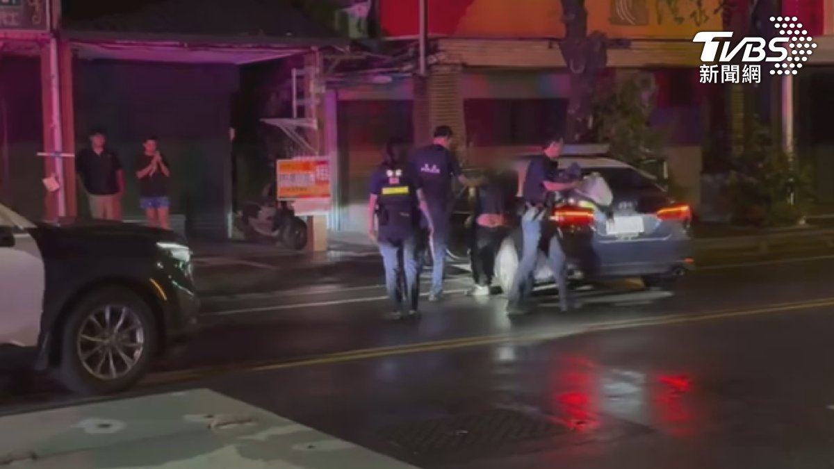 這名嫌犯拒檢逃竄,甚至直接衝撞擋在前面的警車,還波及路旁車輛,警方隨即展開強勢壓制,將男子制伏在地(圖/翻攝Threads@jiaqing0326)