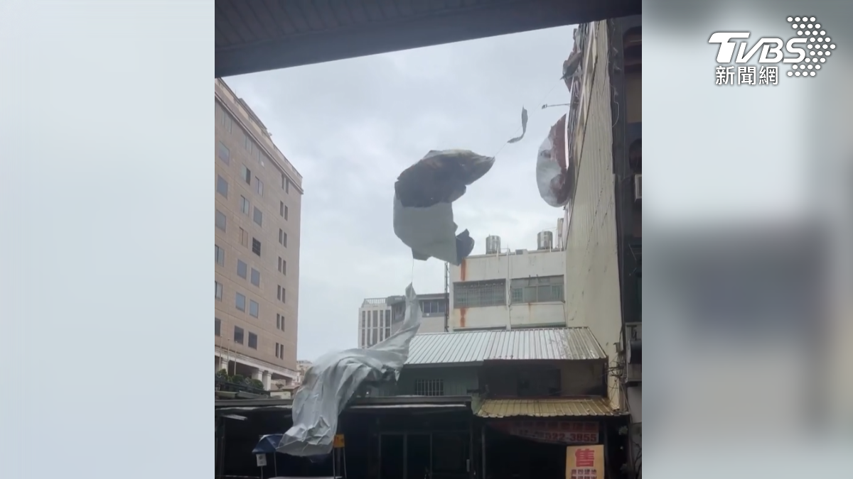 前金區的百貨旁邊,廣告帆布被吹一個四分五裂,掉在一旁民宅的屋頂,如果斷掉,恐怕會直接飛出去(圖/翻攝Threads@serendipity__0610__)
