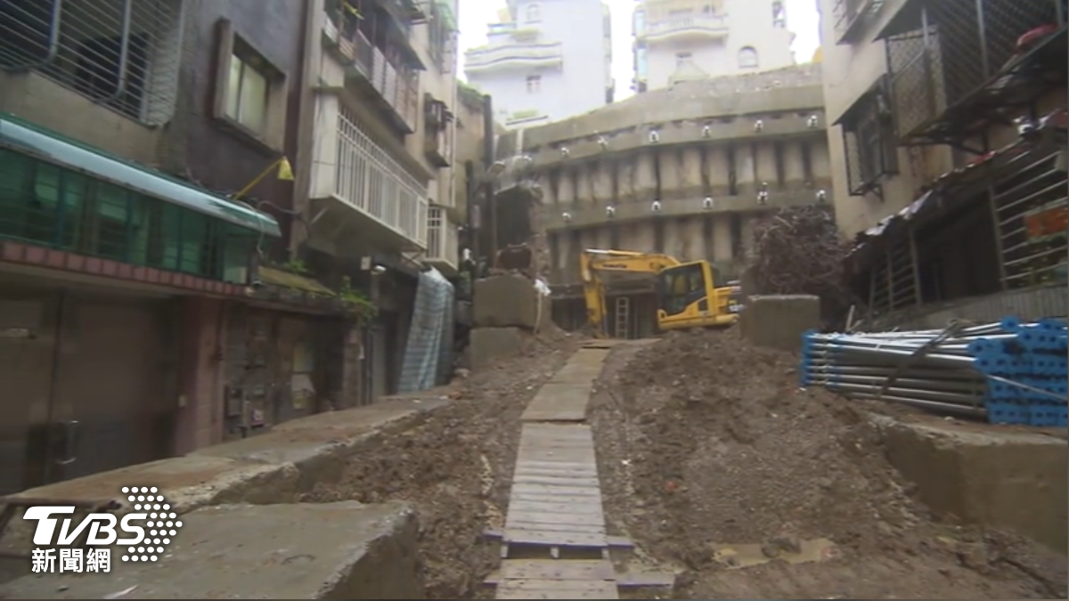 新店錦秀社區住戶憂心再次發生土石崩落。(圖/TVBS)