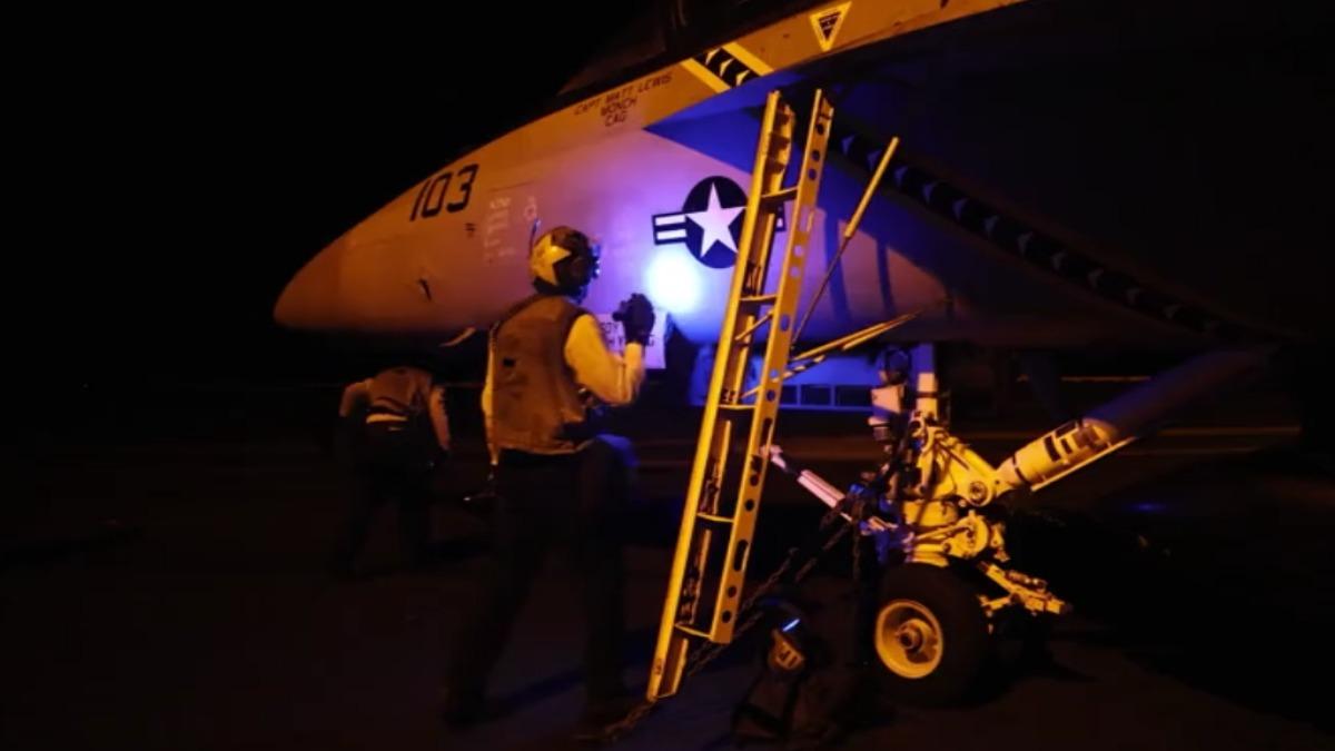 美軍布希號航空母艦目前距離伊朗外海僅220公里。(圖/美軍中央司令部X)
