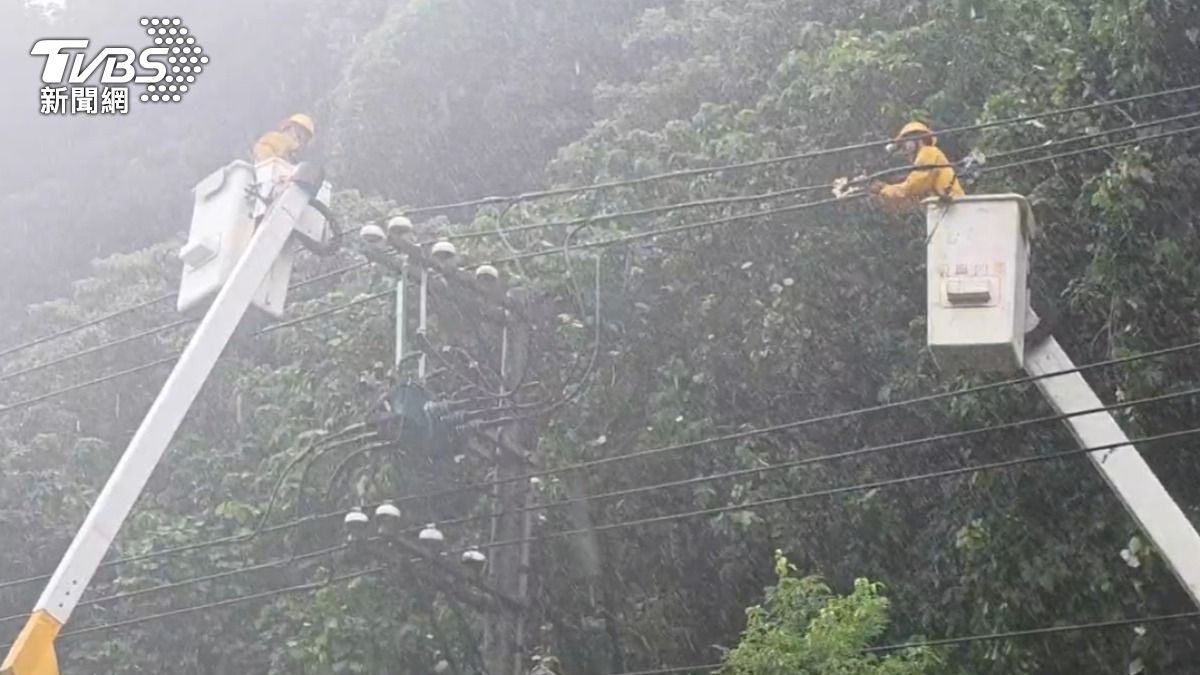 颱風天最暖身影!冒雨高空搶修 台電人員拚桃園1522戶復電