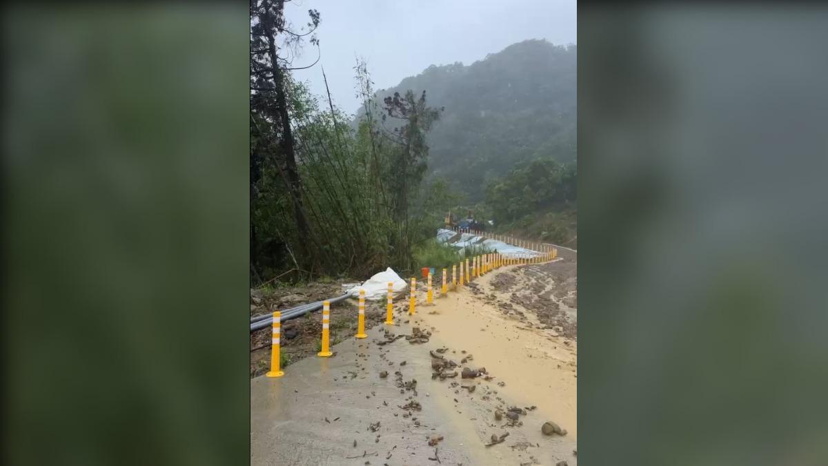 雙溪赤皮崙有聯外道路出現泥流。（圖／住戶提供）