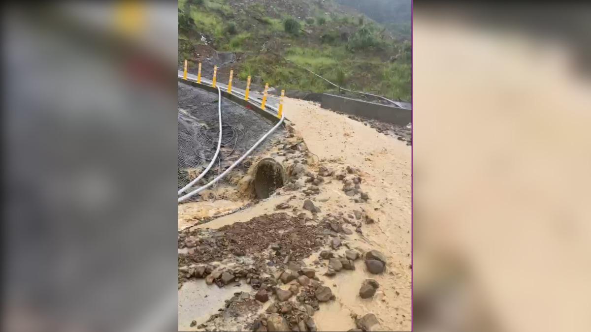 泥流夾雜石塊向下沖刷,讓住戶相當憂心。(圖/住戶提供)