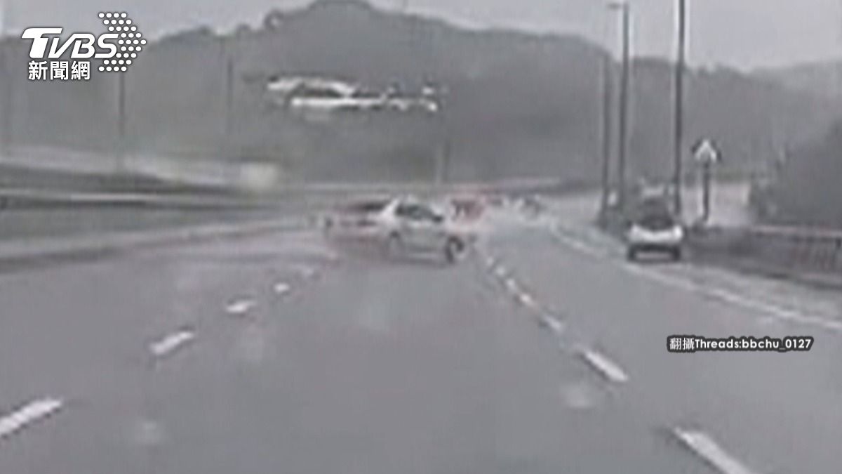 國道暴雨釀水漂!自小客「S型甩尾」連撞護欄 碎片害後車爆胎