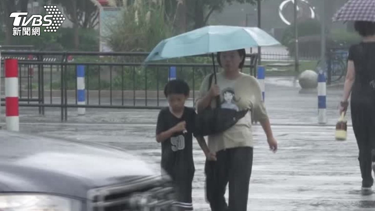 颱風還沒登陸中國大陸浙江,當地已出現雨勢。(圖/達志影像路透社)