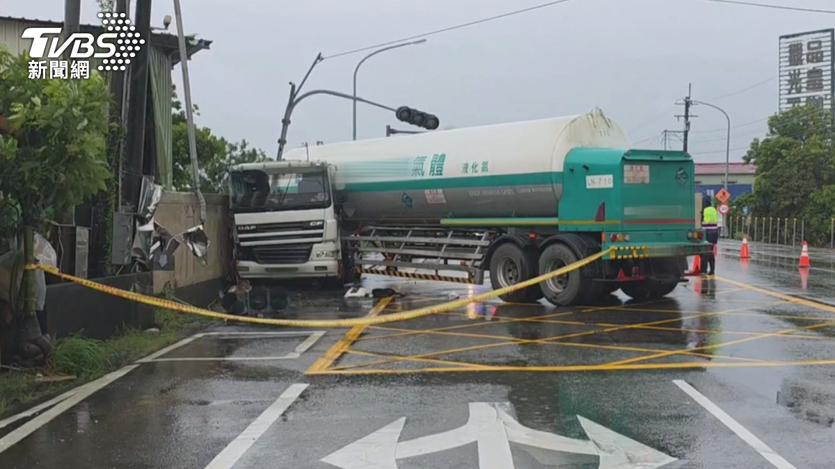 嘉義縣市接連發生車禍意外,颱風天天雨路滑,就看到一輛化學槽車在路口右轉後疑似因為積水打滑,接著車頭直接撞擊路旁號誌,當場折甘蔗(圖/TVBS)