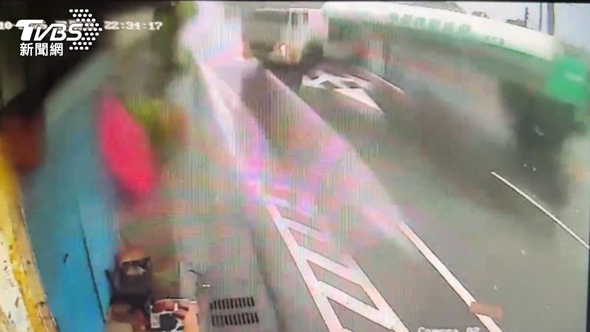 車輛打滑往對向車道衝,前方還有輛小客車,還好駕駛及時轉向,小客車幸運躲過一劫(圖/TVBS)