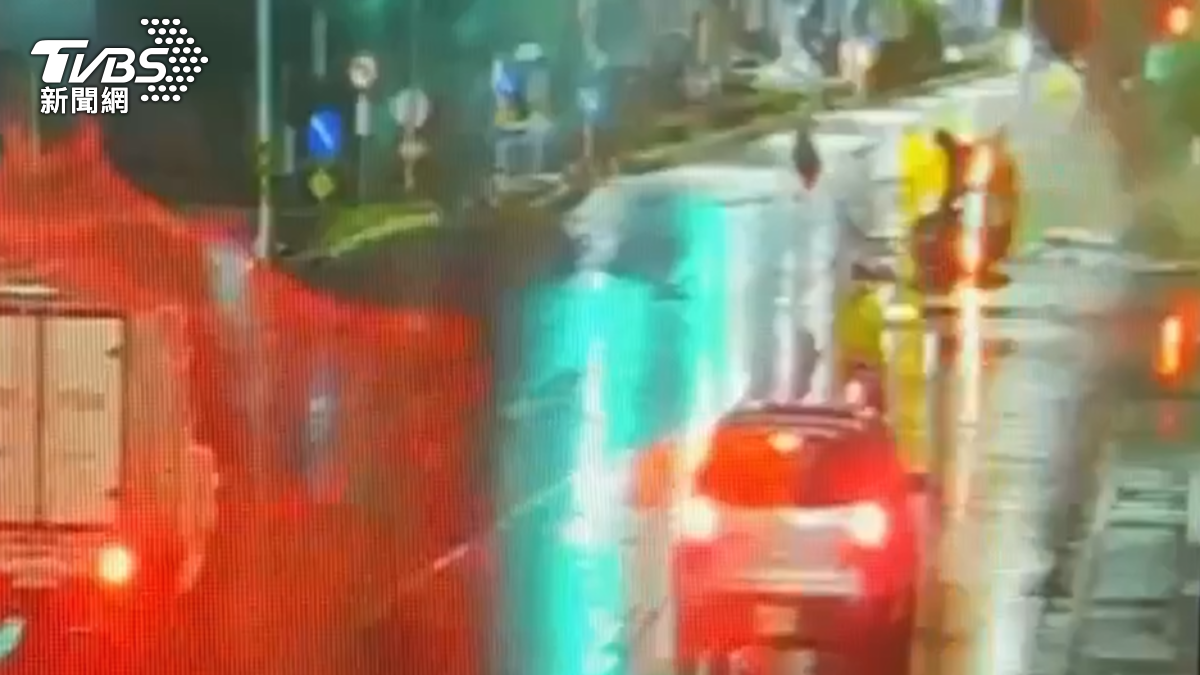 黑色轎車自撞號誌桿,車子一度騰空飛起後翻覆,在路中央呈90度翻覆(圖/TVBS)