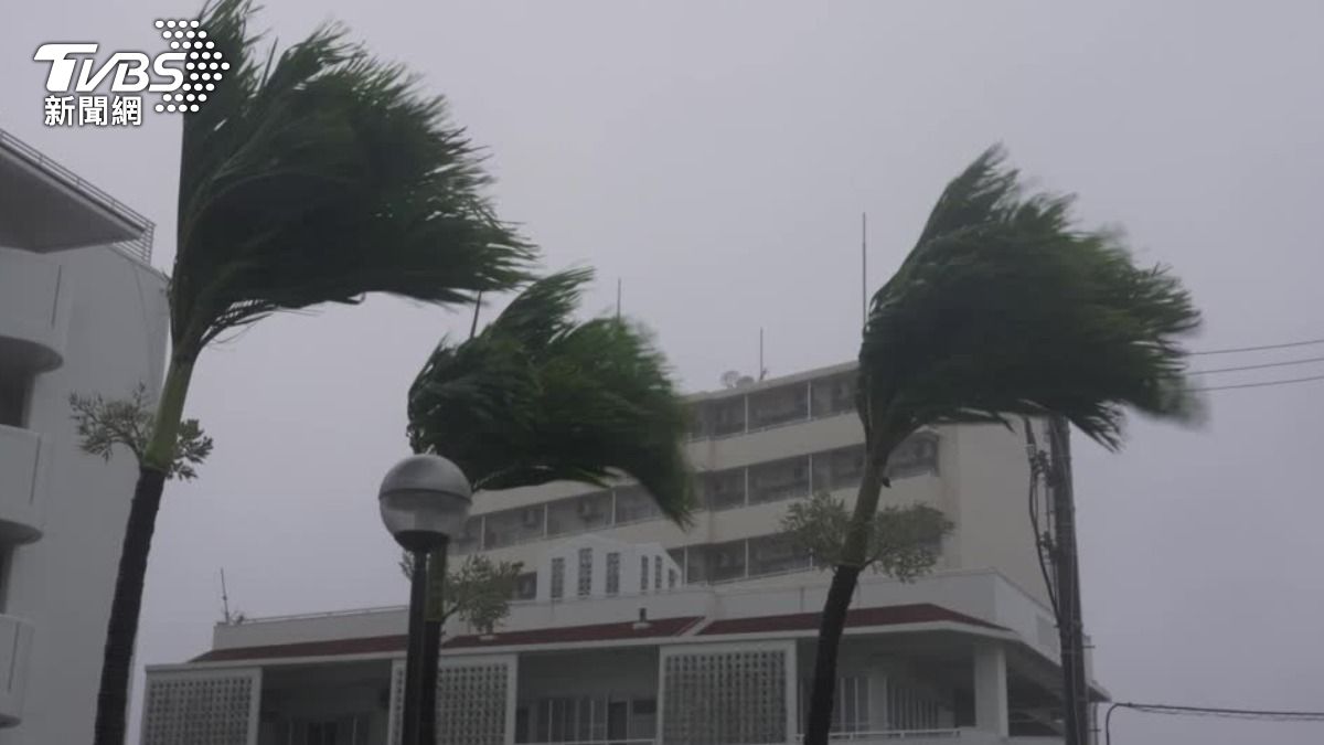 「巴威」颱風在週六早上,穿越日本石垣島和宮古島之間海域。(圖/達志影像路透社)
