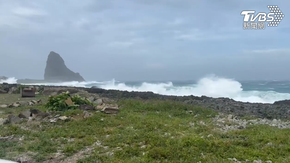 巴威颱風外圍環流影響台東離島,出現10級強風,最大陣風13級,蘭嶼連續兩天收到國家級告警。(圖/翻攝Threads@lanyu_havefun)