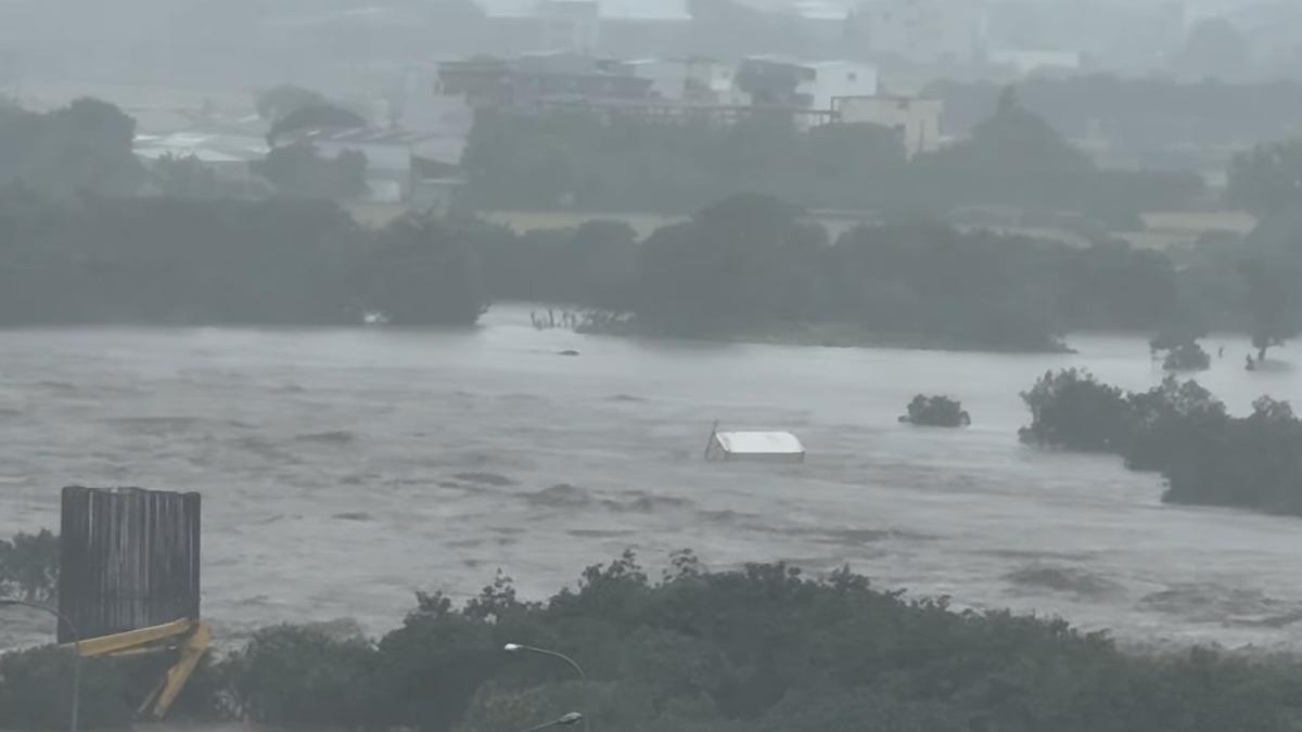 巴威豪雨灌新竹!頭前溪暴漲滾滾洪流 貨櫃屋也被沖走