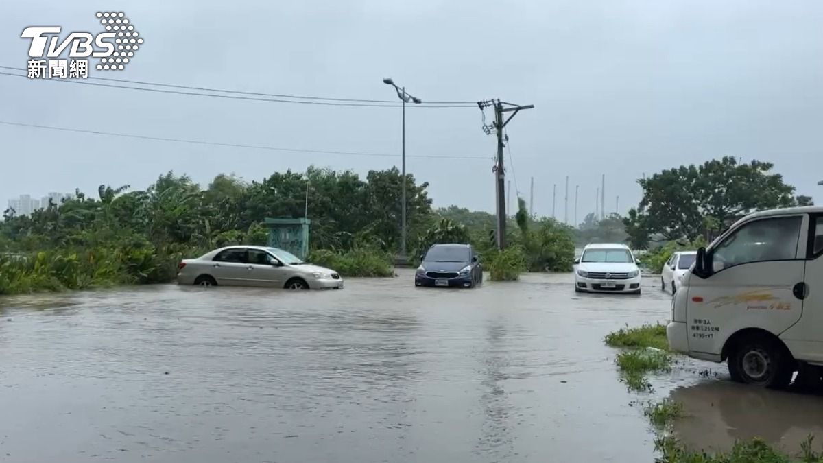 台61線溪洲橋旁停車場也傳出淹水情形。(圖/TVBS)