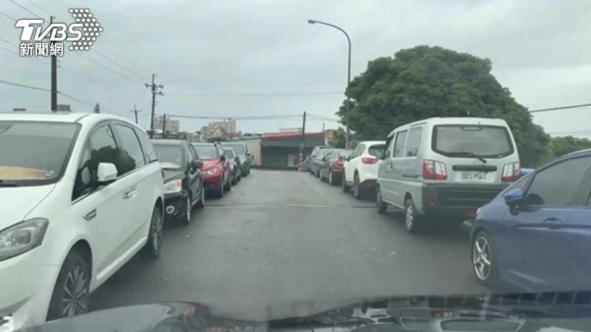 車停橋上避積水,宜蘭居民兩排停滿車。(圖/TVBS)