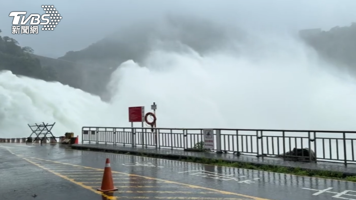 桃園石門水庫相隔618天洩洪,場面相當震撼。(圖/TVBS)