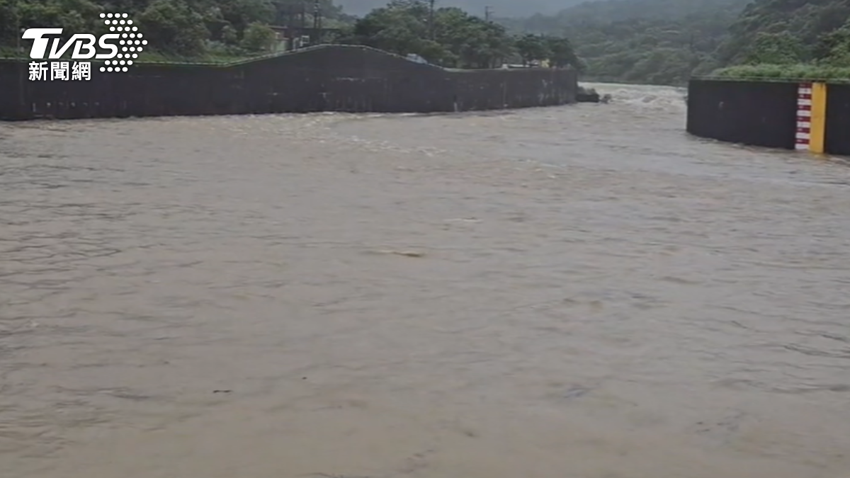 巴威颱風帶來強降雨,員山子分洪道水位逼警戒線。(圖/TVBS)