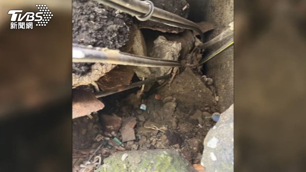 撬開水溝蓋驚見纜線纏繞坍塌水泥塊,議員陳宥丞痛批清個水溝竟需7個單位會勘。(圖/TVBS)