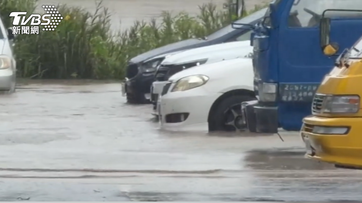 新竹左岸舊社停車場遭水淹。(圖/TVBS)