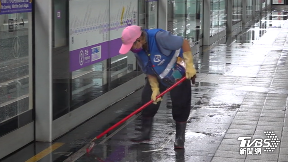 風雨灌進車站內。(圖/TVBS)