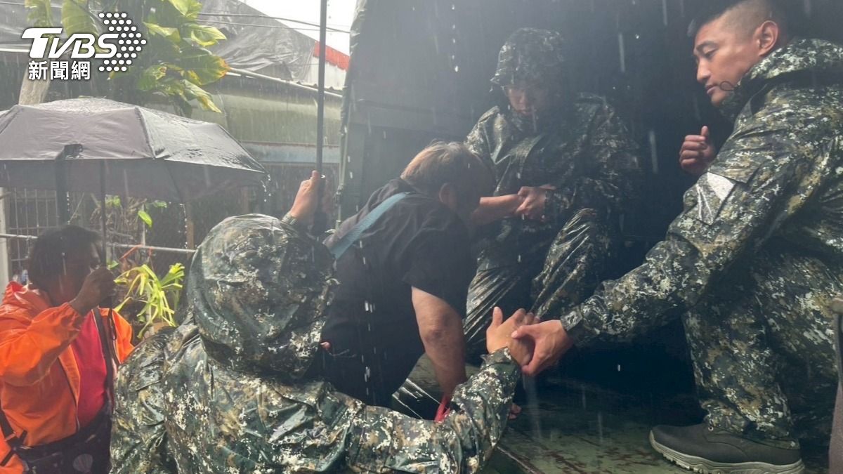 巴威雨彈炸苗栗!國軍第五作戰區出動了 助居民撤離畫面曝