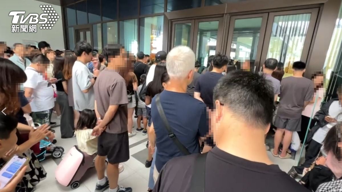 颱風天台中百貨全關只剩漢神洲際1家開!消費者「等開門」畫面曝