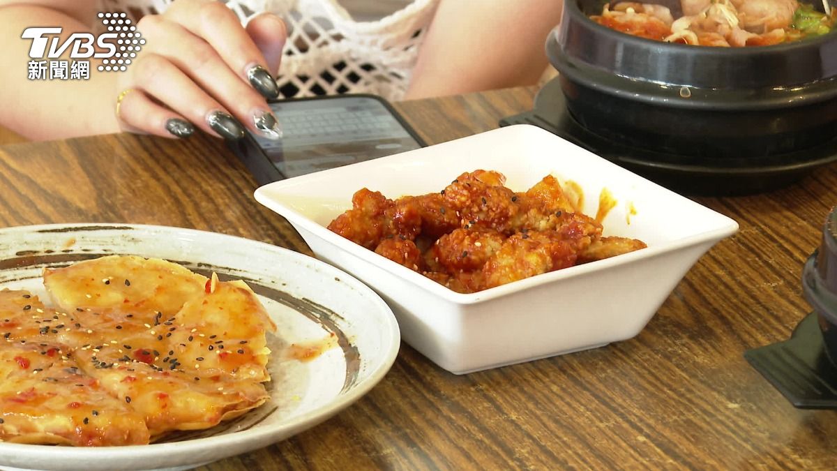 新莊一間韓式豆腐鍋店,老闆娘擔心附近居民沒飯吃,因此開門營業。(圖/TVBS)