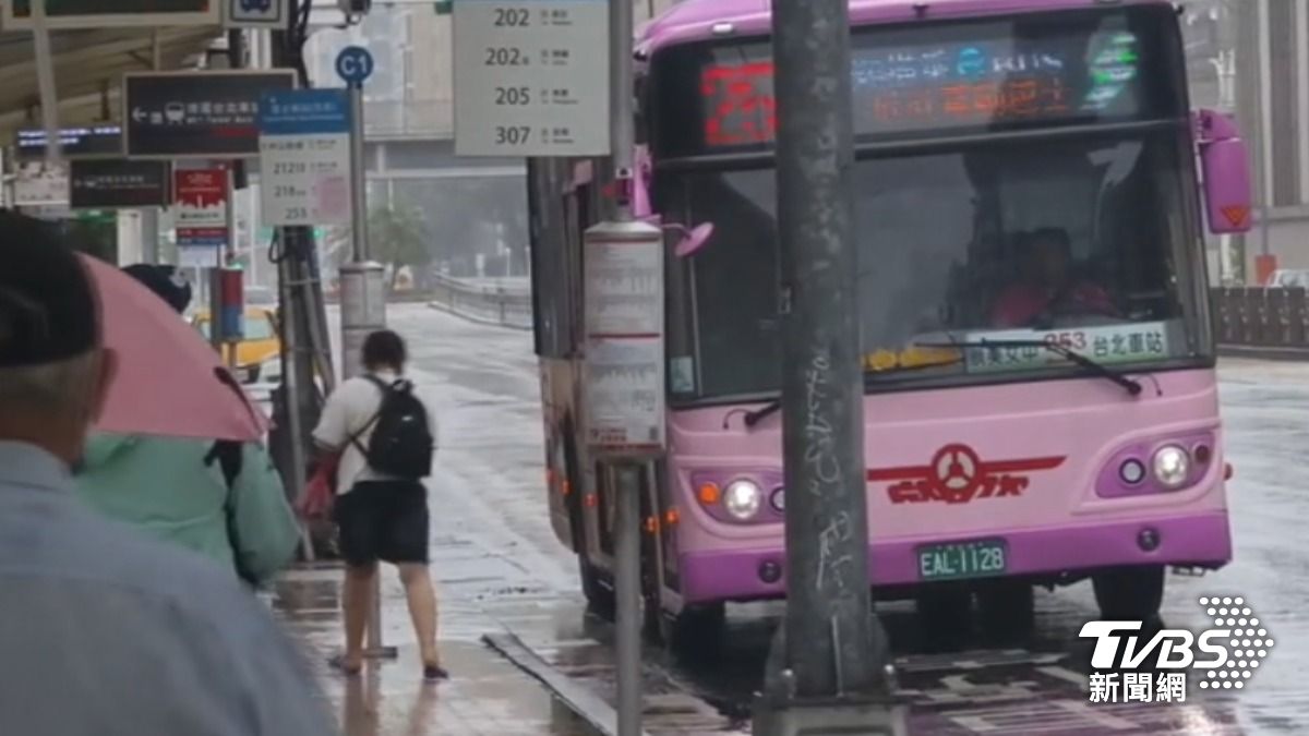 為考量行車安全,公車業者會視天候減發班車。(圖/TVBS)
