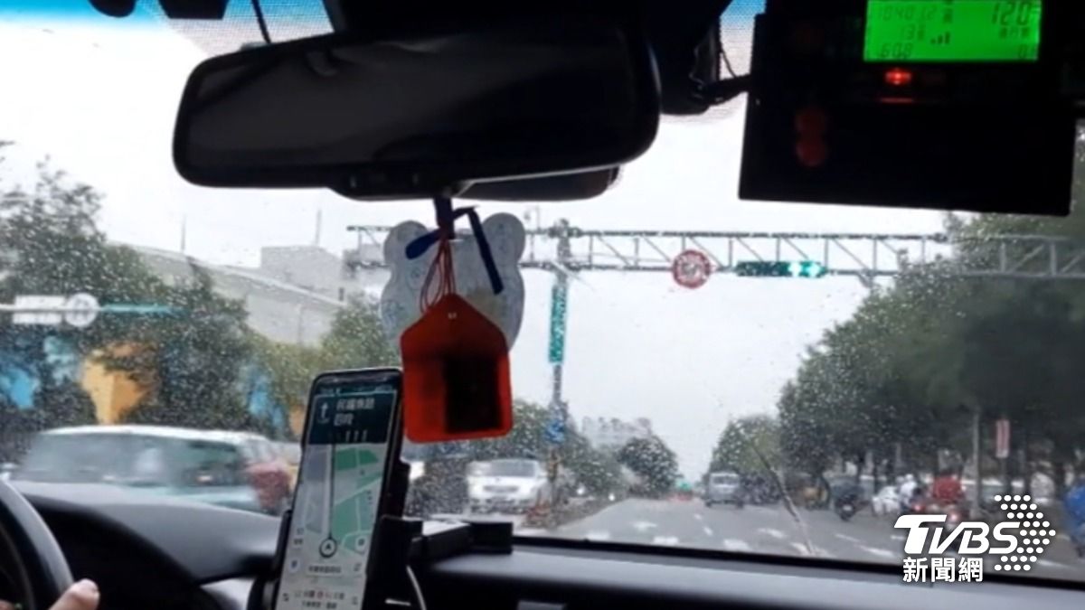 民眾抱怨,在颱風天用叫車平台貴桑桑。(圖/TVBS)