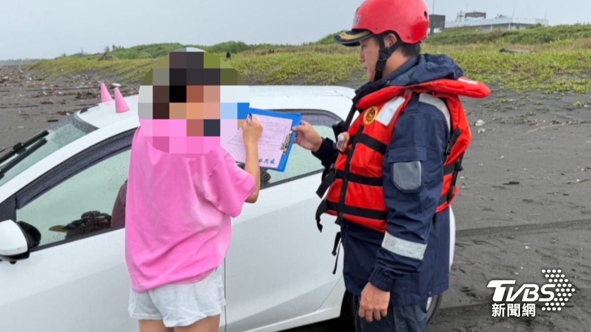 宜蘭縣大福觀景台1名駕駛受困於警戒區沙灘。(圖/TVBS)