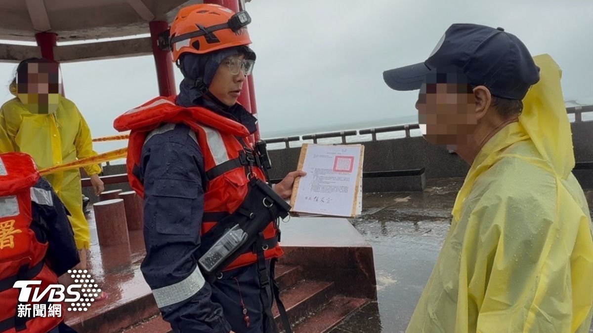 第二岸巡隊龜吼安檢所利用監視系統,在新北市萬里區發現2人觀浪。(圖/TVBS)