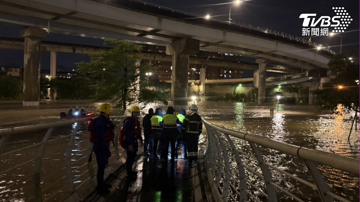 快訊/暴雨釀淹水!北市萬華公園3男受困 消防出動船艇救援
