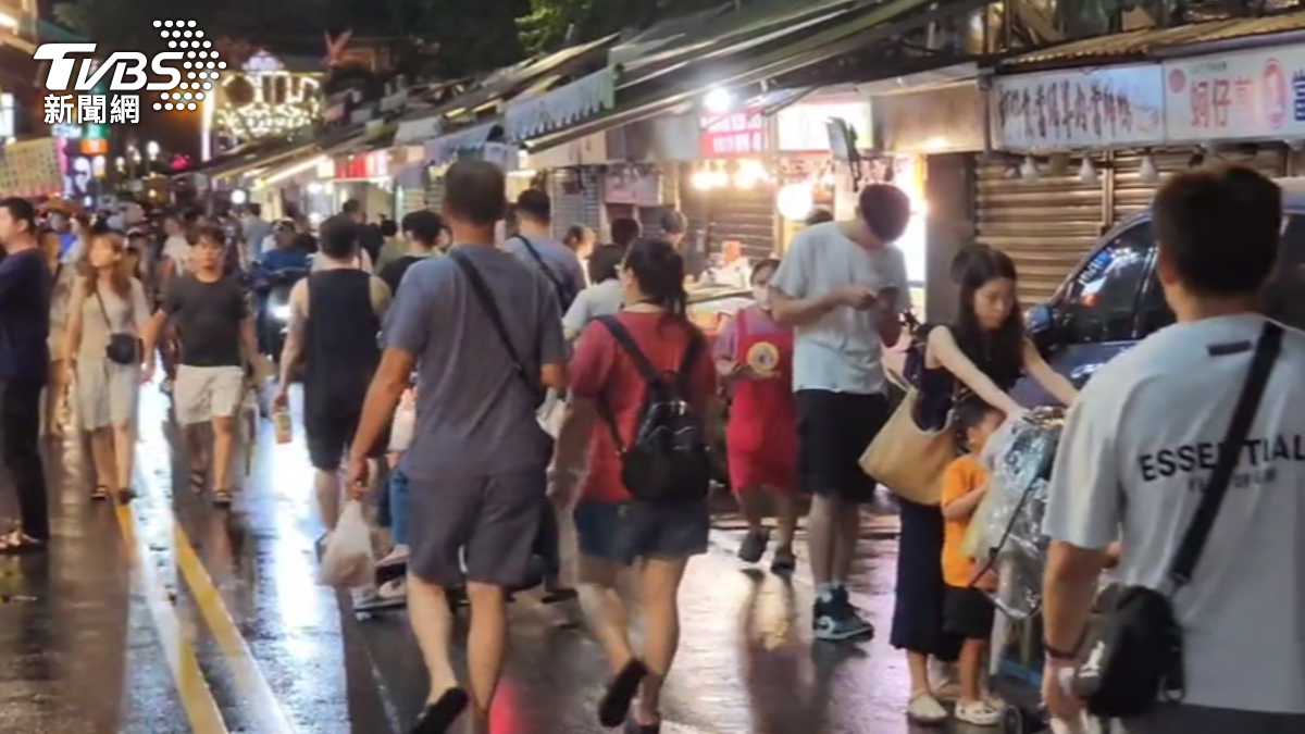 風雨過境,人潮湧入宜蘭羅東夜市。(圖/TVBS)