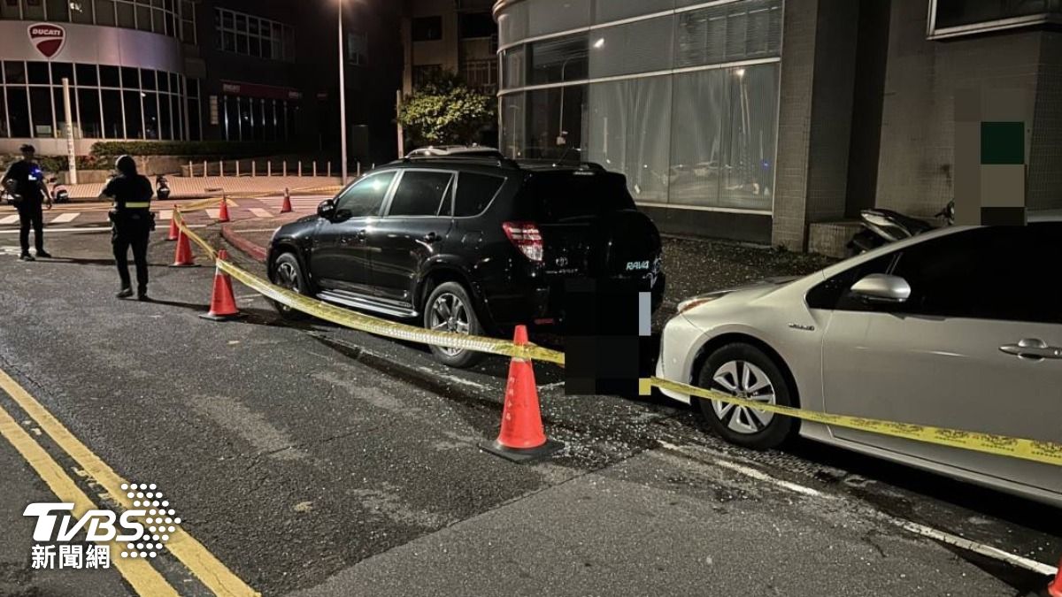 內湖路一段91巷內的一棟大樓之頂樓玻璃不敵強風侵襲而破裂，導致大量碎玻璃從高空掉落至下方道路及人行道上。（圖／TVBS）