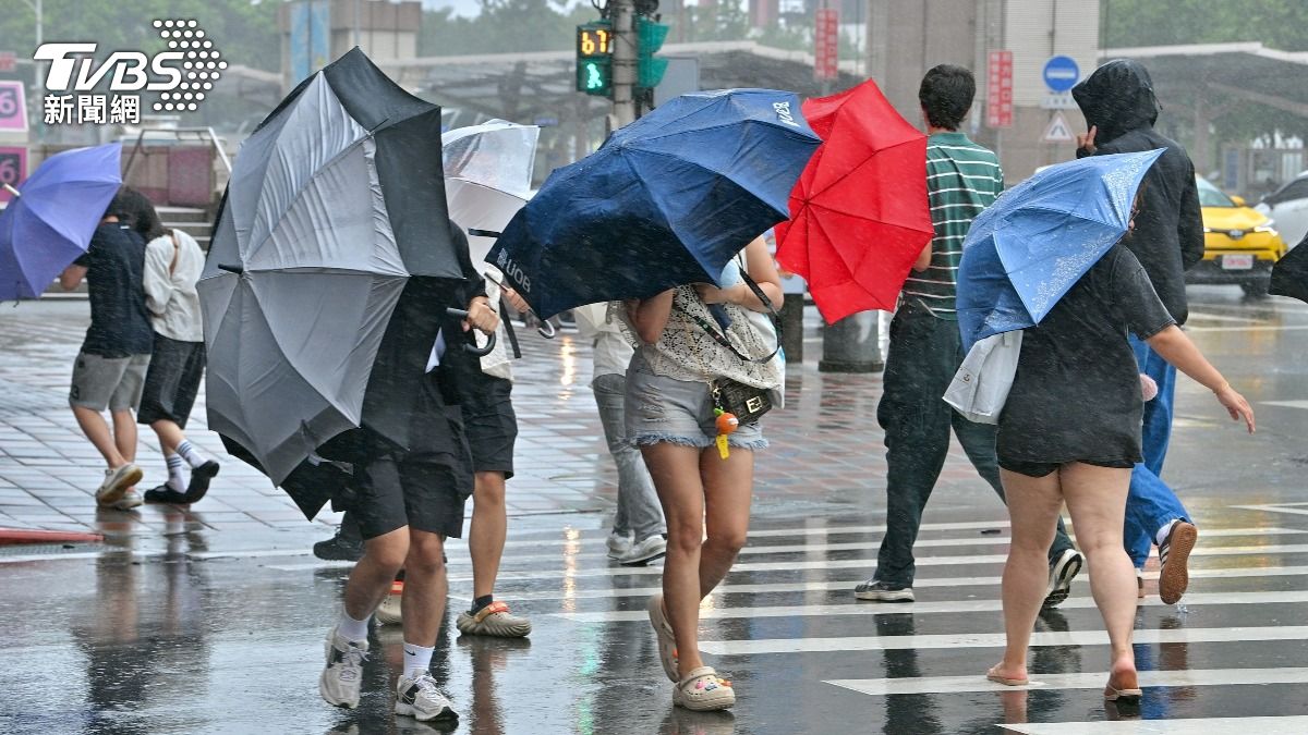 天氣/巴威陸警解除!「改吹南風」全台仍有雨 2地區防雷雨彈