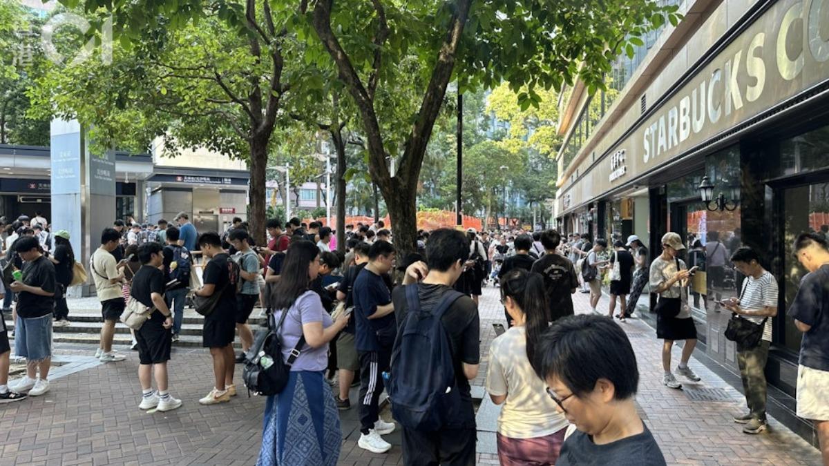 尖沙咀街頭及港鐵尖東站內目測有逾千人聚集。(圖/香港01提供)