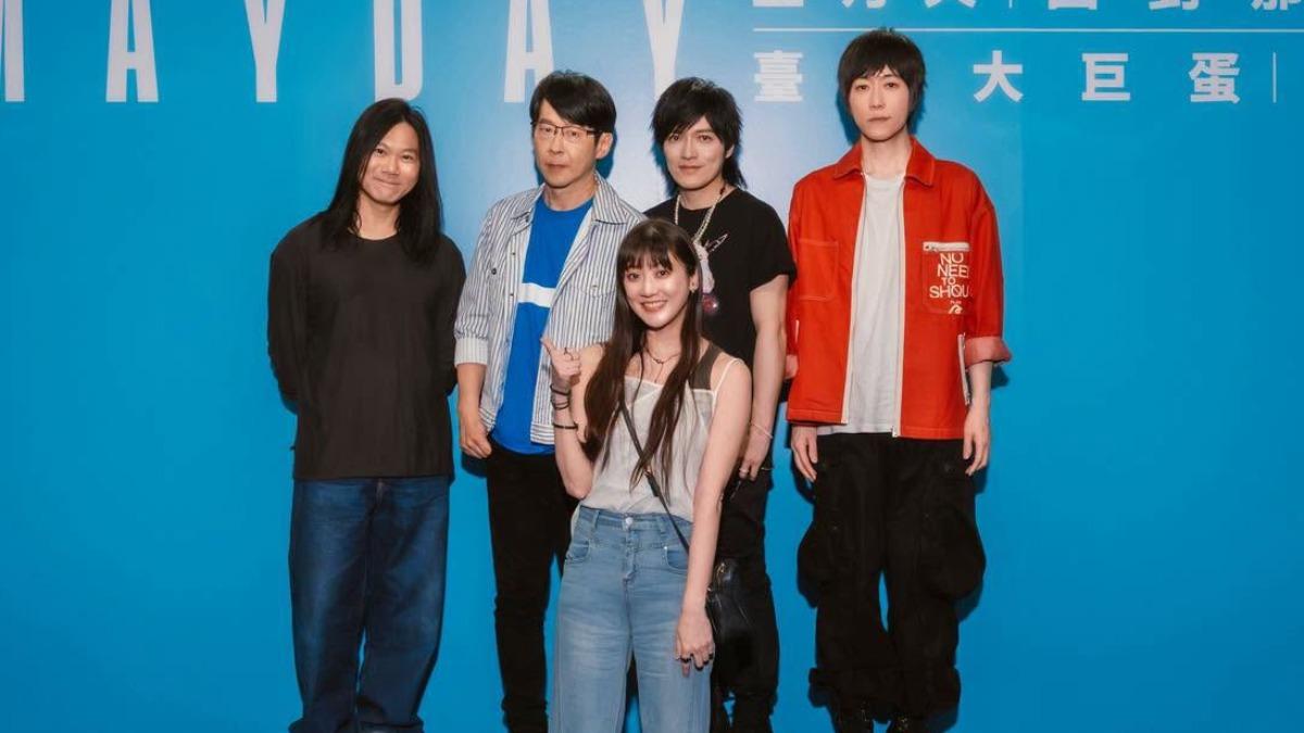 林逸欣分享和五月天的合照，卻被媽媽誤以為是和人型看板拍照。（圖／翻攝自林逸欣臉書）