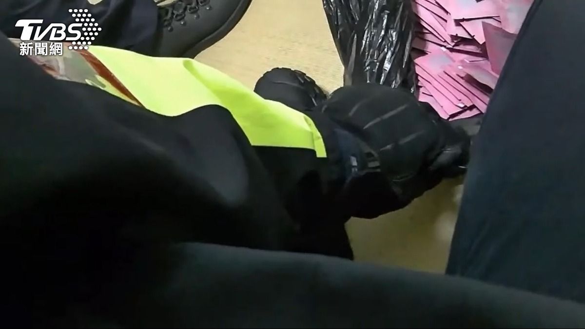 警方將民宅內查扣大量毒咖啡包。(圖/TVBS)