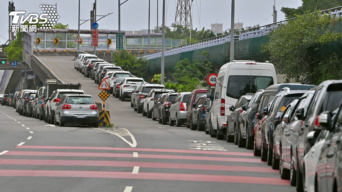 北市17時恢復紅黃線停車管制。（圖／胡瑞麒攝）