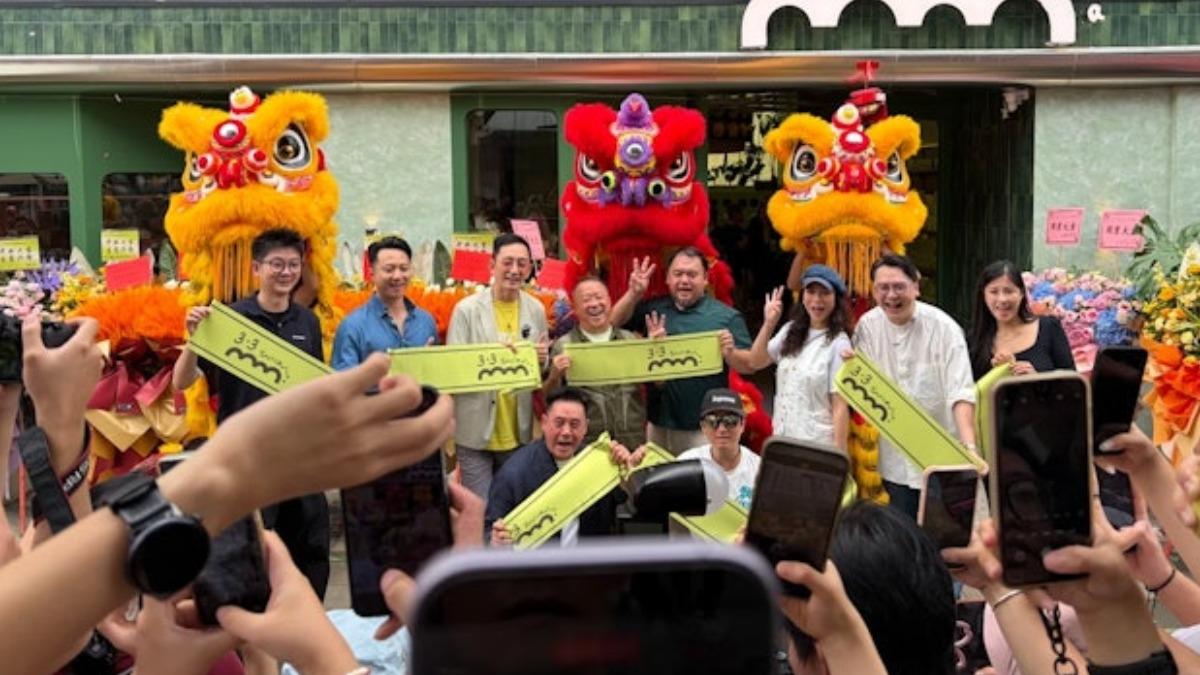 麥長青分享佛山麵包店開幕照片。(圖/翻攝自麥長青小紅書)