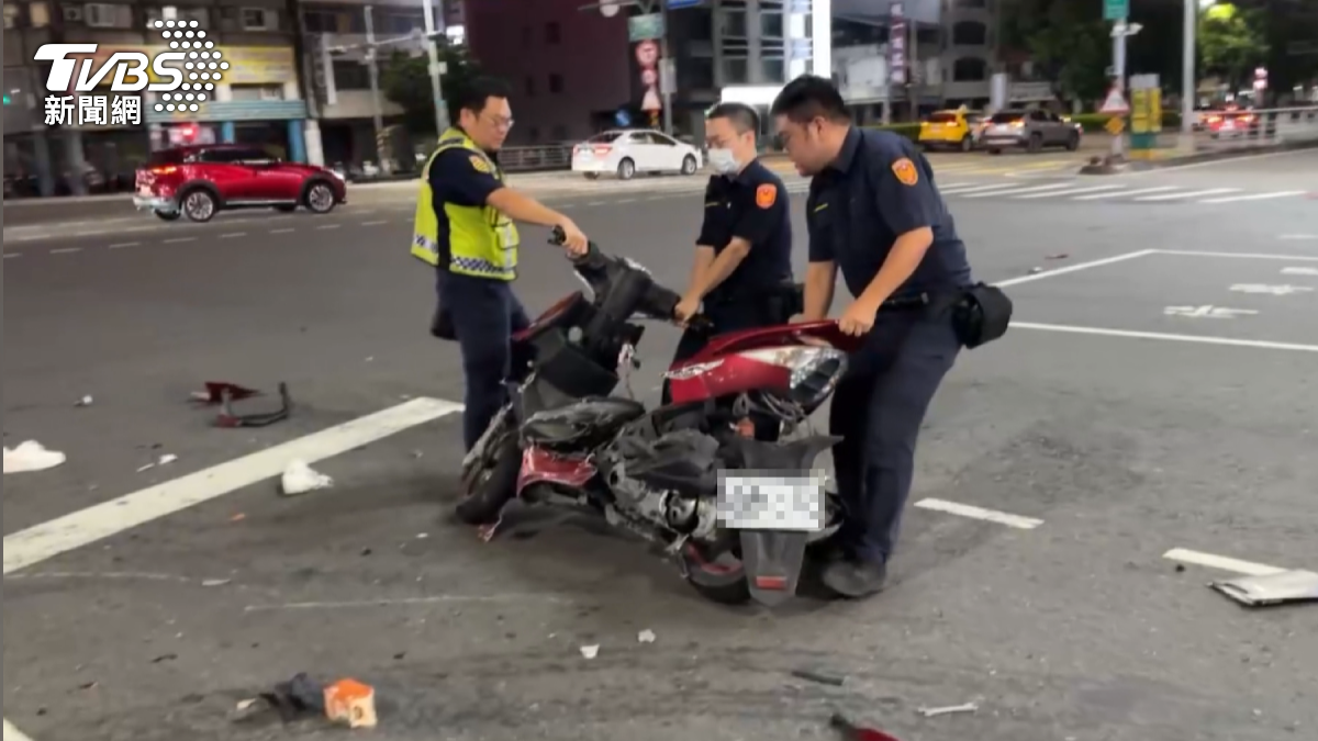綠燈直行的22歲越南籍機車騎士,遭撞擊導致全身擦挫傷及骨折,機車也幾乎全毀(圖/TVBS)
