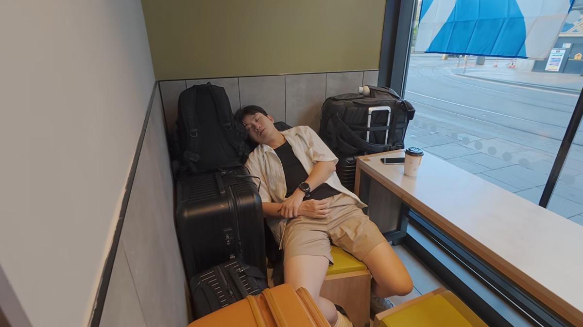 Joeman出差旅行頻遇挫折,累到睡在麥當勞。(圖/翻攝自YouTube Joeman)