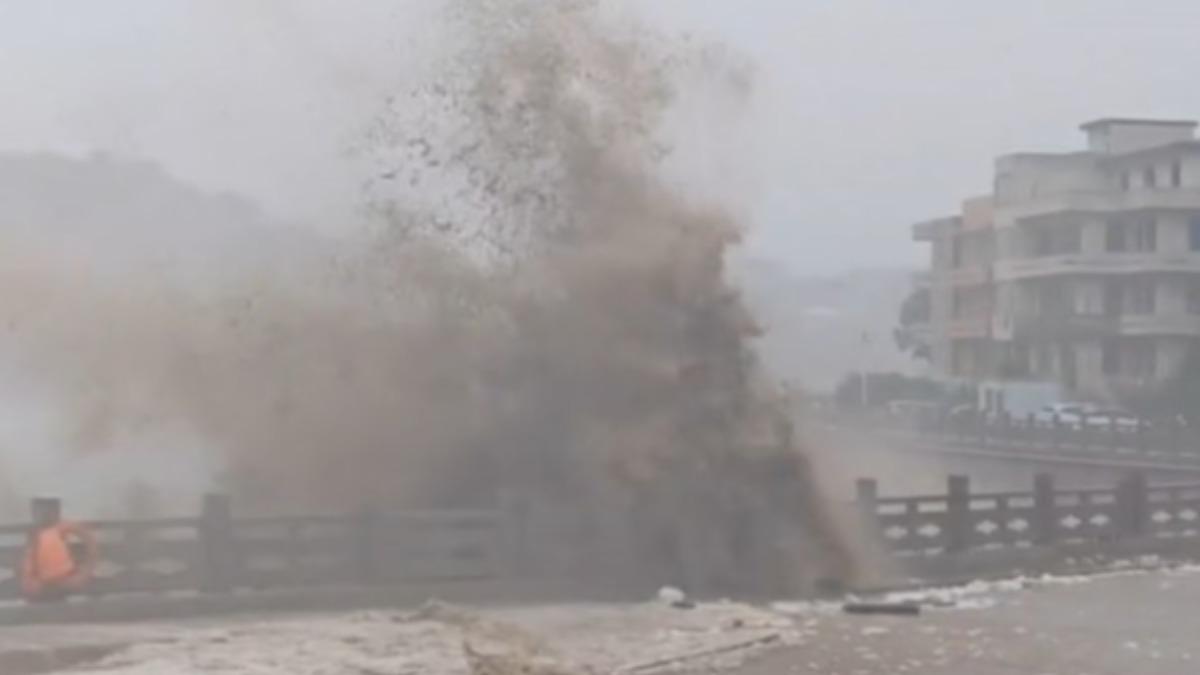 巴威颱風沿海掀起狂風巨浪。(圖/央視)