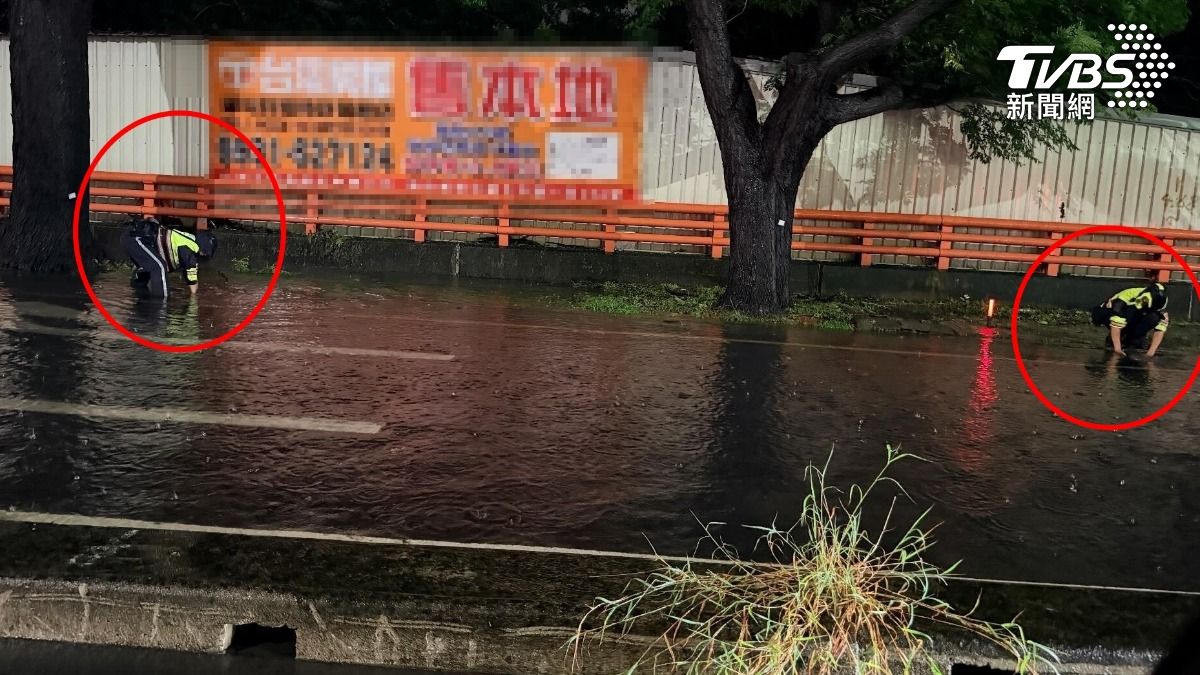 台中南屯慢車道積水及膝!2員警捲袖泡水清雜物 淋雨半小時暖舉曝