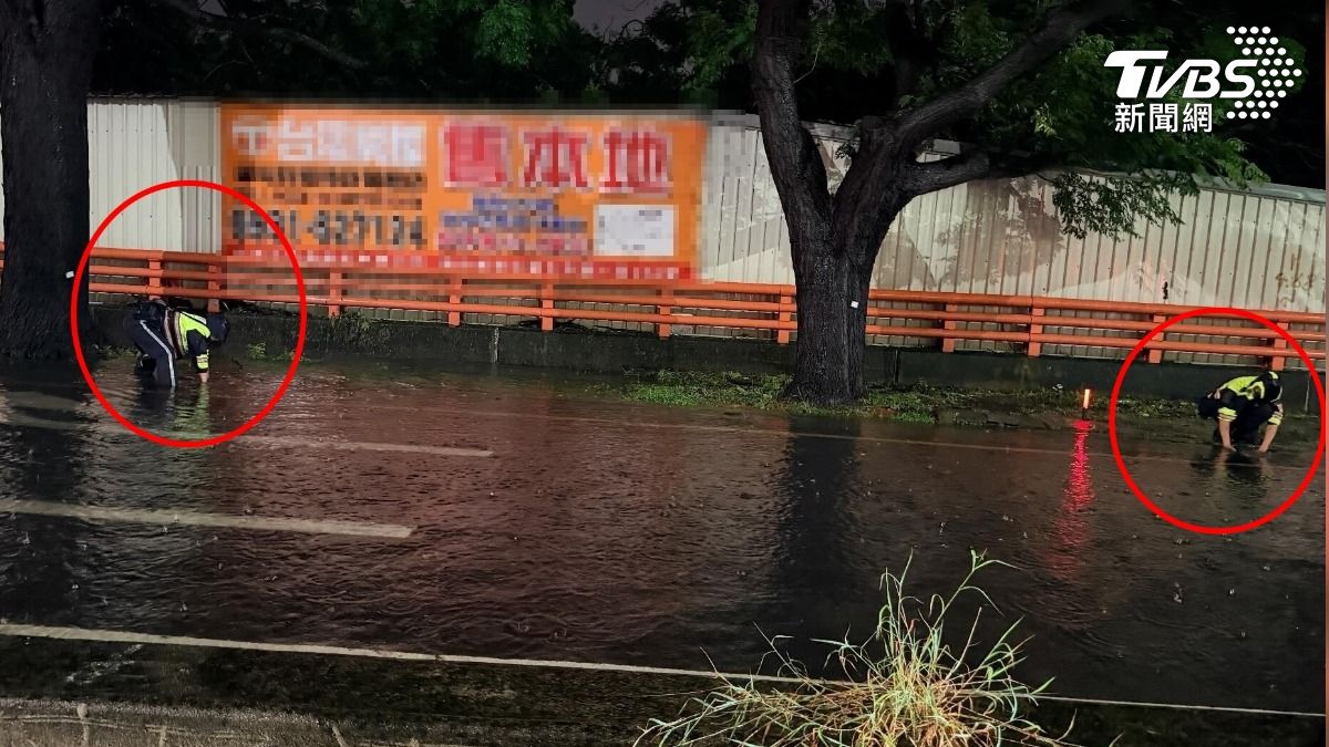 台中南屯慢車道積水及膝!2員警捲袖泡水清雜物